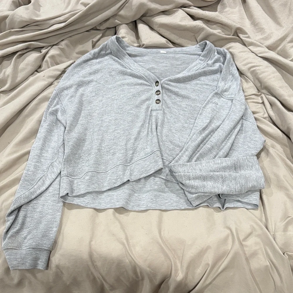 ALO Yoga Light Gray Long Sleeve Henley Top - Picture 2 of 3